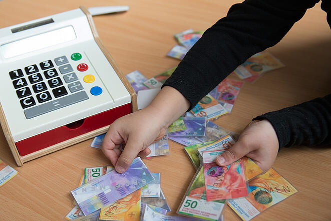 Kasse mit Banknoten
